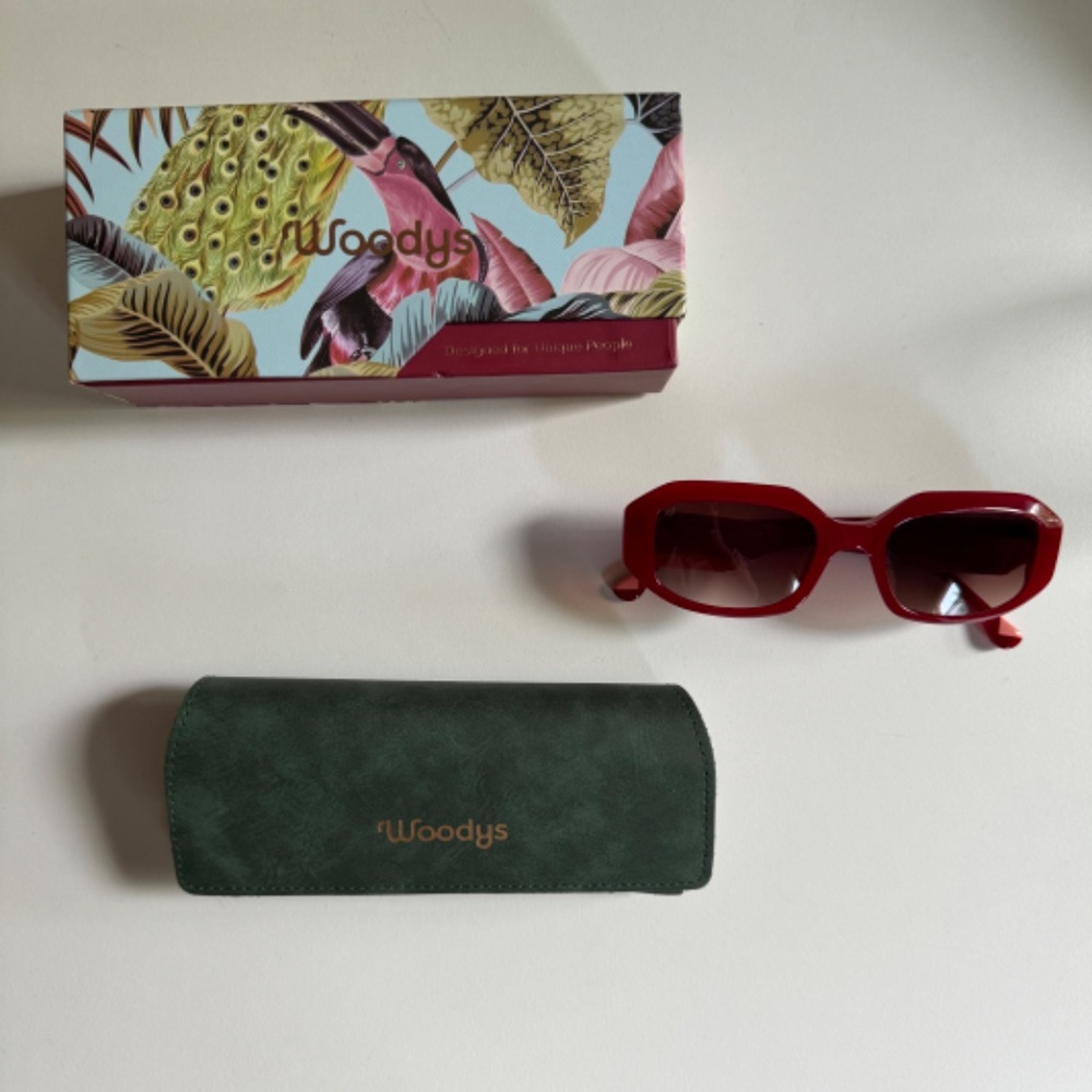 New Woodys Eyewear Barcelona – Aless Sunglasses in Red. Includes case and box.
